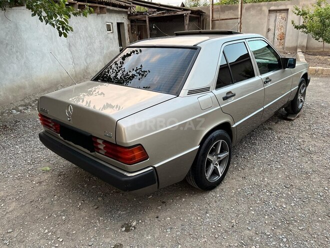 Mercedes 190 1992, 200,000 km - 1.8 l - Qusar
