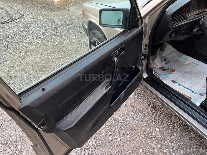 Mercedes 190 1992, 200,000 km - 1.8 l - Qusar