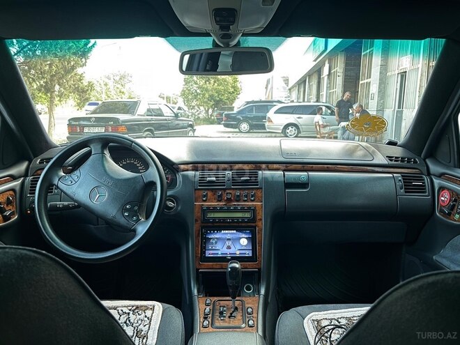 Mercedes E 240 2001, 289,000 km - 2.6 l - Salyan