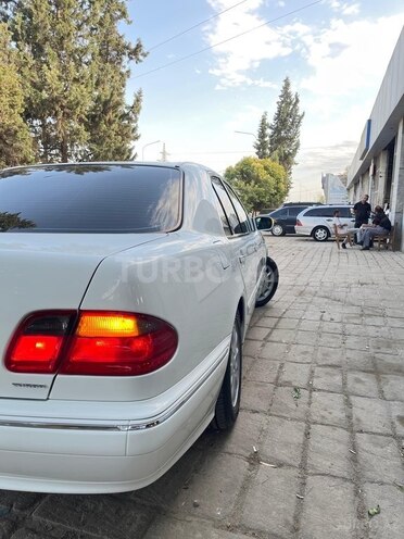Mercedes E 240 2001, 289,000 km - 2.6 l - Salyan