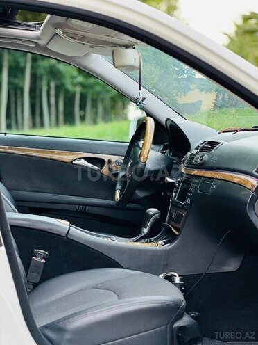 Mercedes E 280-11