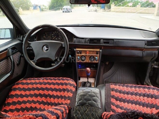Mercedes E 250 1991, 521,433 km - 2.5 l - Qazax