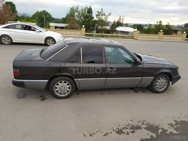 Mercedes E 250 1991, 521,433 km - 2.5 l - Qazax