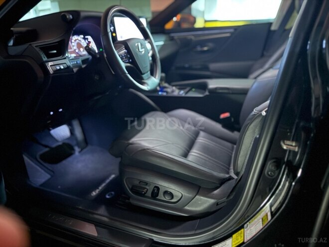 Lexus ES 300h-16