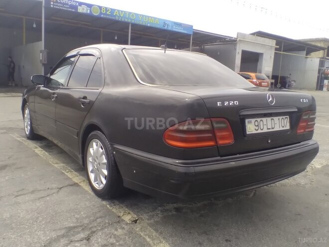 Mercedes E 220 d 2001, 352,000 km - 2.2 l - Bakı