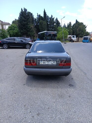 Mercedes E 220 d 1999, 352,652 km - 2.2 l - Bakı
