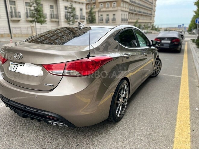 Hyundai Elantra-2