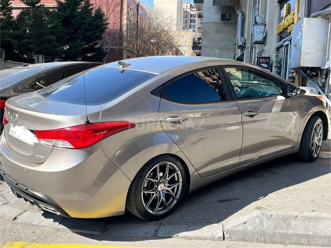Hyundai Elantra-5