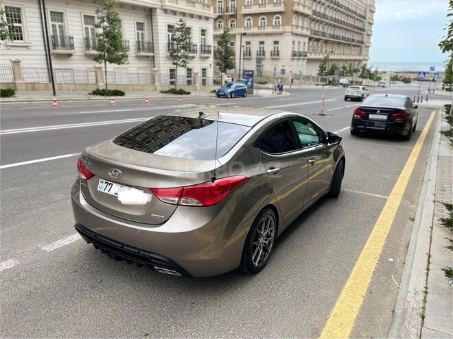 Hyundai Elantra-3