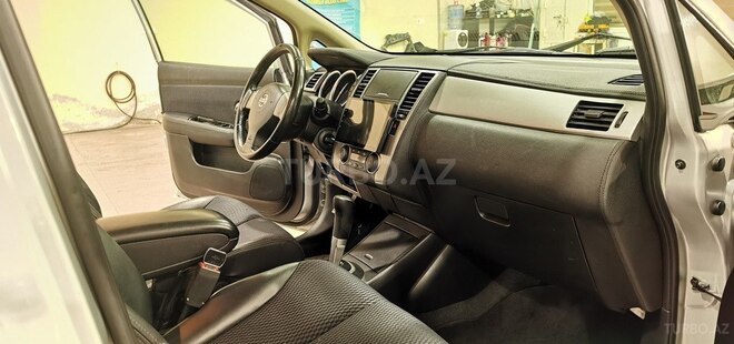 Nissan Tiida-13