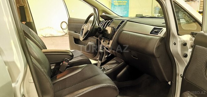 Nissan Tiida-14
