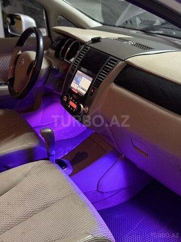 Nissan Tiida-13