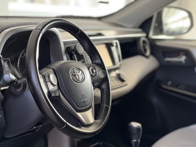 Toyota RAV4-8