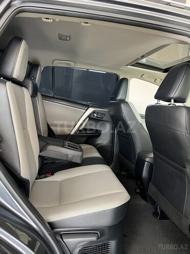 Toyota RAV4-12