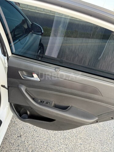 Hyundai Sonata-16