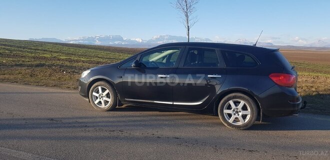 Opel Astra 2011, 18,000 km - 1.4 l - Qusar
