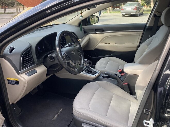 Hyundai Elantra-11