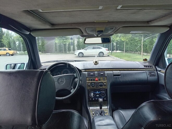 Mercedes E 240 1998, 435,000 km - 2.4 l - Salyan