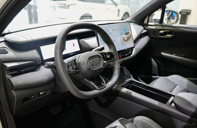 Lynk & Co 06-12