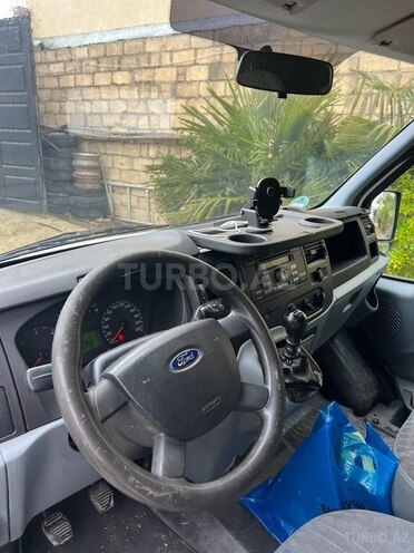 Ford Transit-10