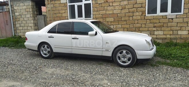 Mercedes E 240 1999, 288,000 km - 2.4 л - Quba