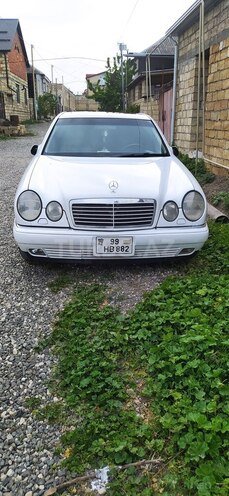 Mercedes E 240 1999, 288,000 km - 2.4 л - Quba