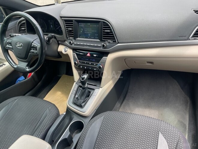 Hyundai Elantra-10