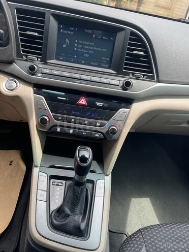 Hyundai Elantra-13