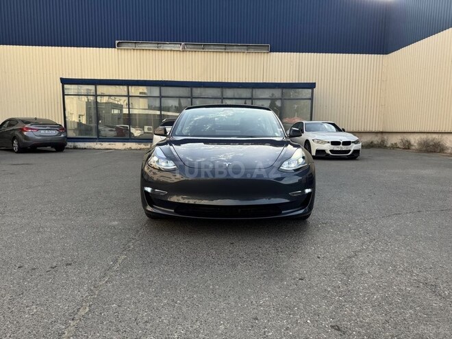 Tesla Model 3-1