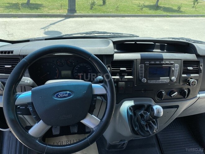 Ford Transit-10