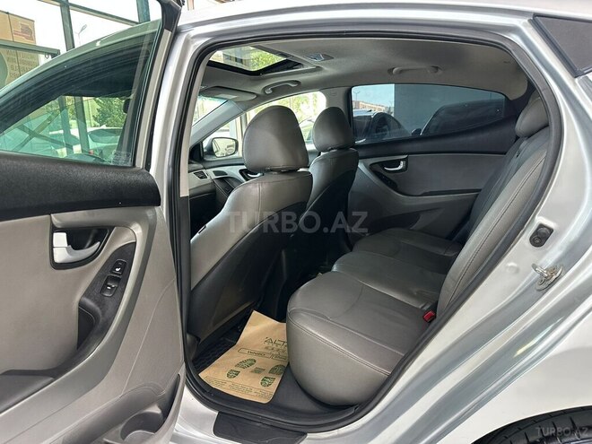 Hyundai Elantra-13