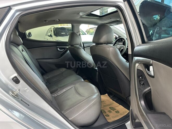 Hyundai Elantra-12