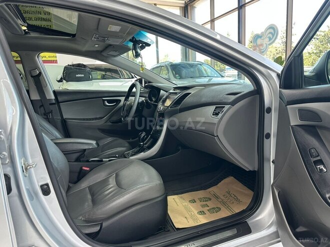 Hyundai Elantra-11