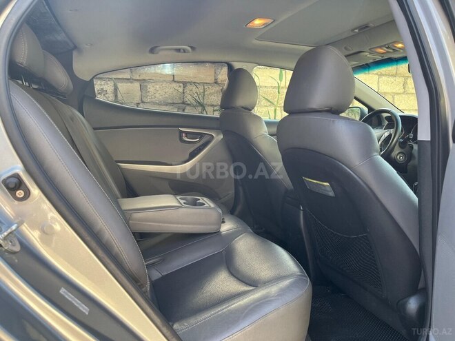 Hyundai Elantra-8