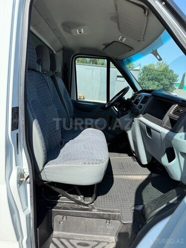 Ford Transit-13