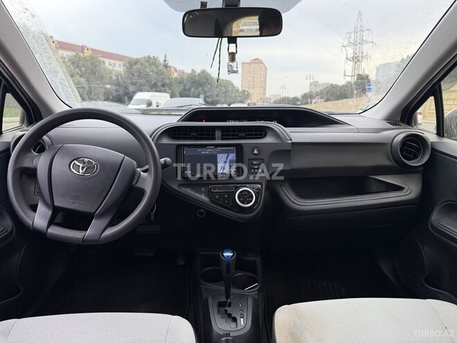 Toyota Aqua-4
