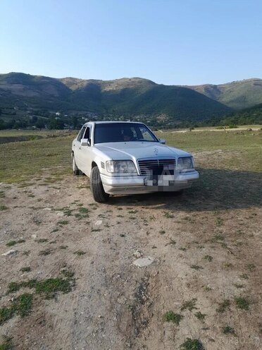 Mercedes E 250 1994, 549,916 km - 2.5 l - Quba