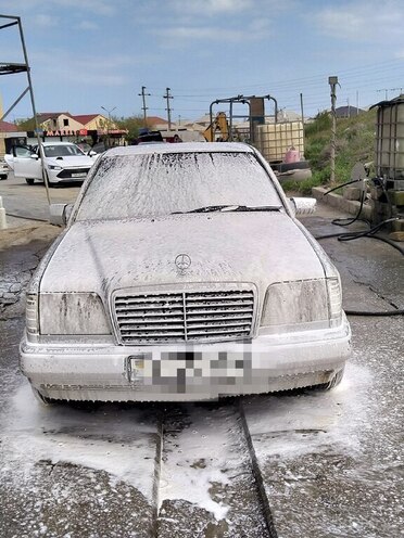 Mercedes E 250 1994, 549,916 km - 2.5 l - Quba