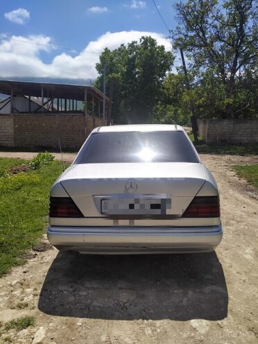 Mercedes E 250 1994, 549,916 km - 2.5 l - Quba