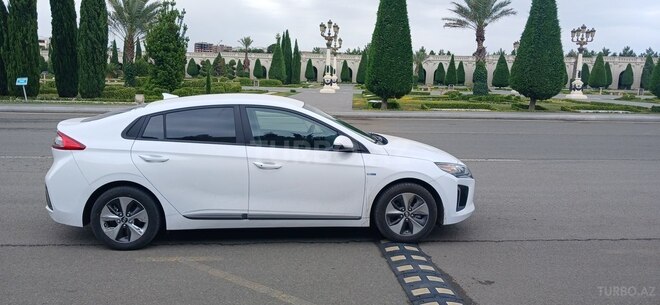 Hyundai IONIQ-11