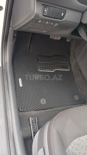 Hyundai IONIQ-13