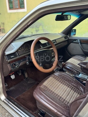 Mercedes E 250 1994, 420,800 km - 2.5 l - Füzuli