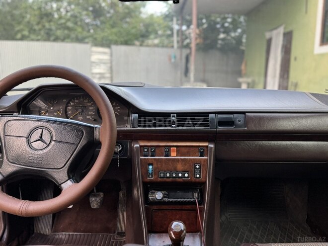 Mercedes E 250 1994, 420,800 km - 2.5 l - Füzuli