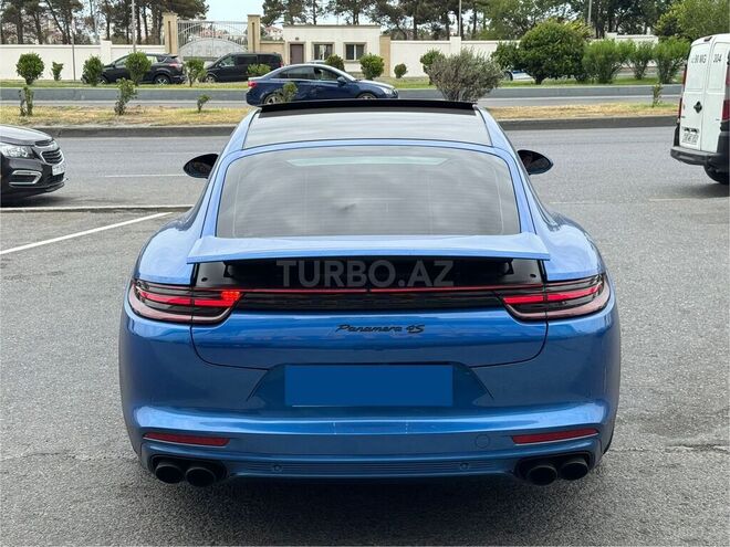 Porsche Panamera 4S-13