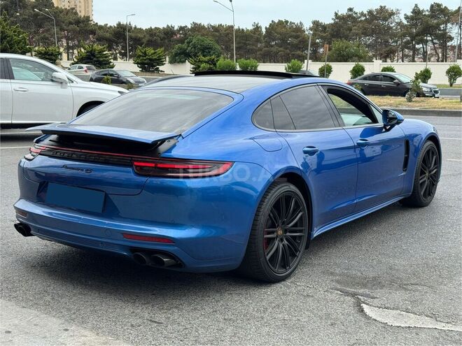 Porsche Panamera 4S-12