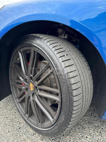 Porsche Panamera 4S-18