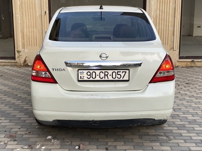 Nissan Tiida-10