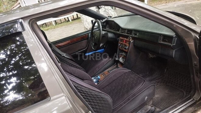 Mercedes E 250 1993, 950,000 km - 2.5 l - Masallı