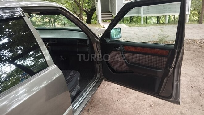 Mercedes E 250 1993, 950,000 km - 2.5 l - Masallı