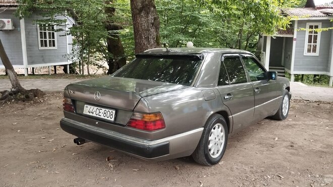 Mercedes E 250 1993, 950,000 km - 2.5 l - Masallı